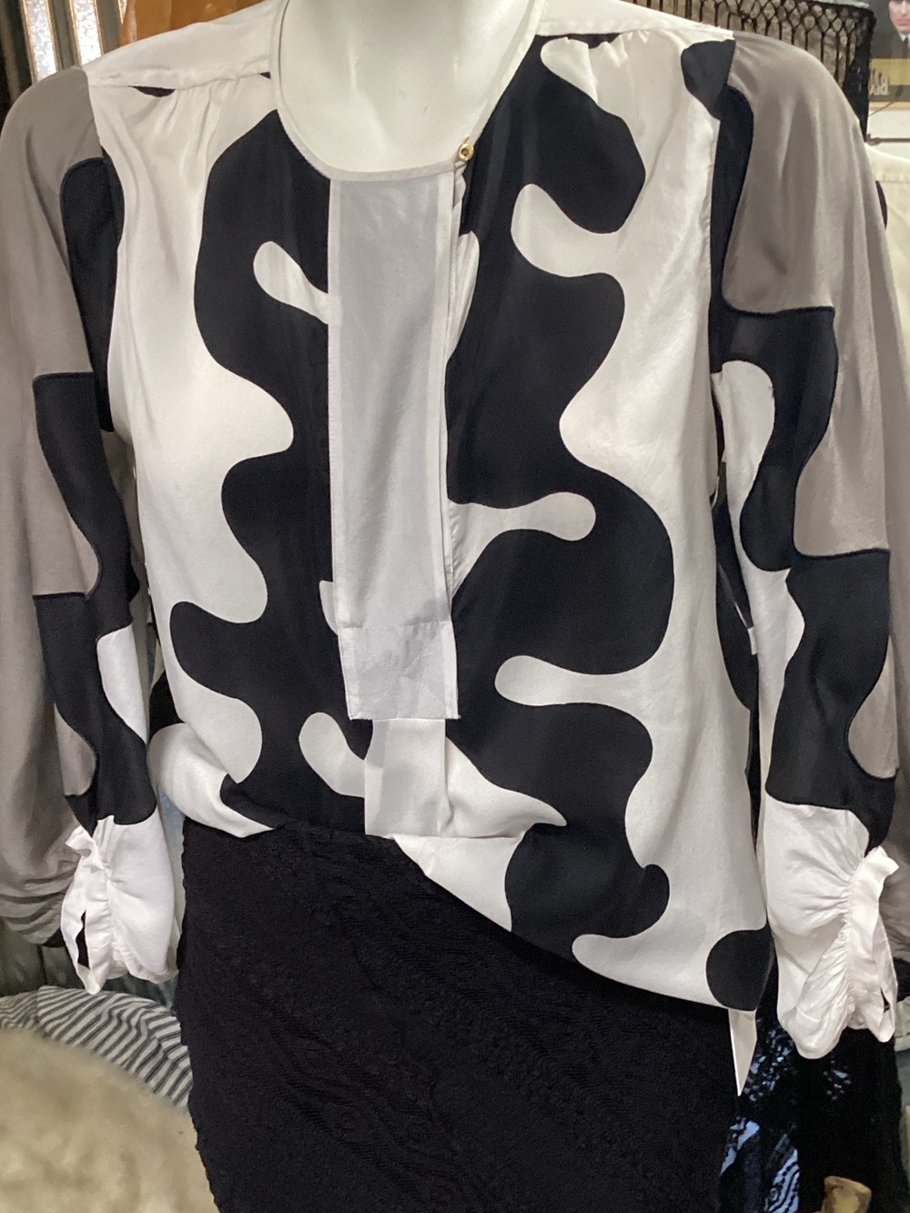 Diane Von Furstenberg Black, White & Gray Abstract Pattern Blouse